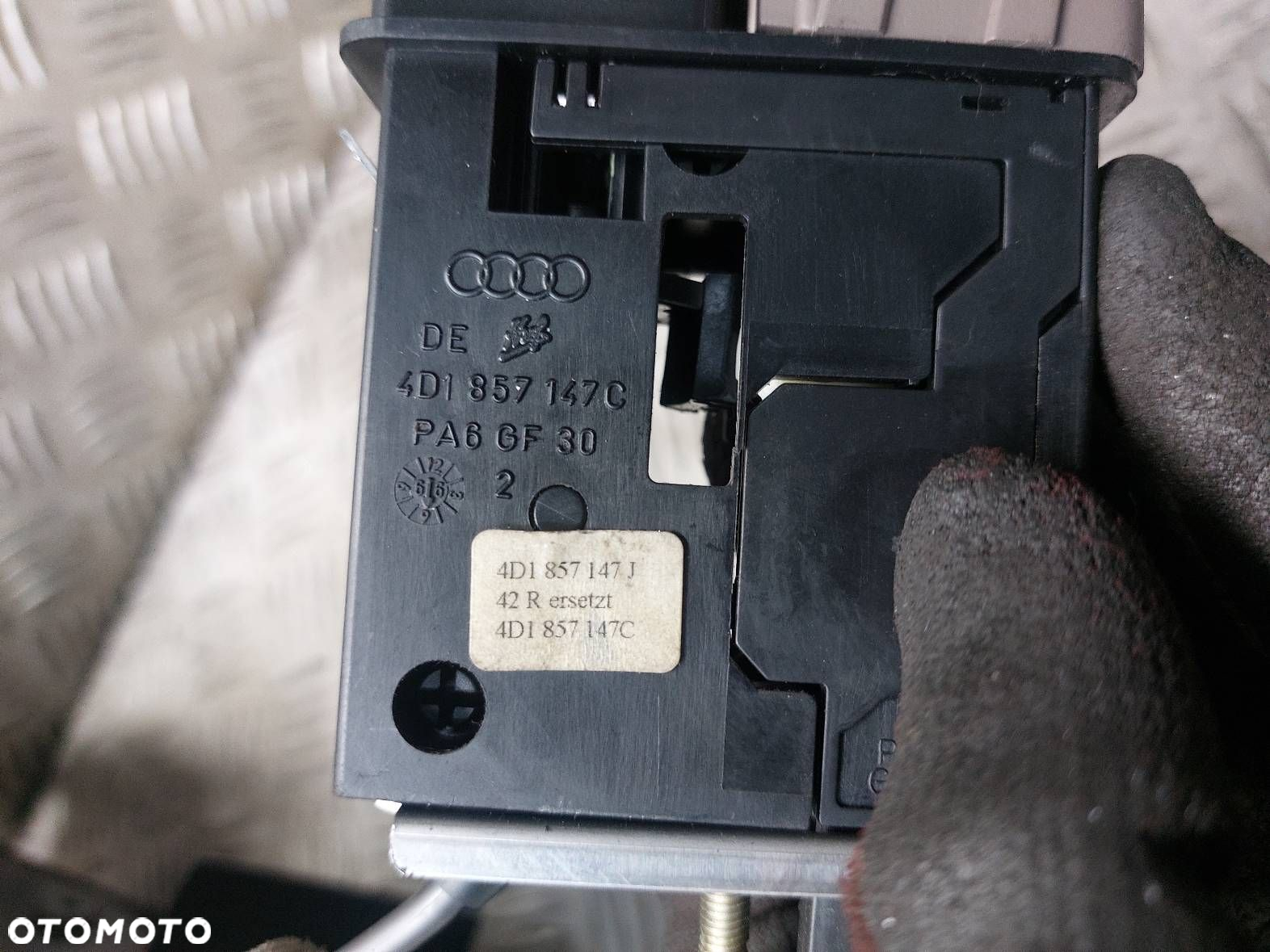 SCHOWEK PASAŻERA + ZAMEK PRZYCISK AUDI A8 D2 4D1857147C 4D1857095LL - 2