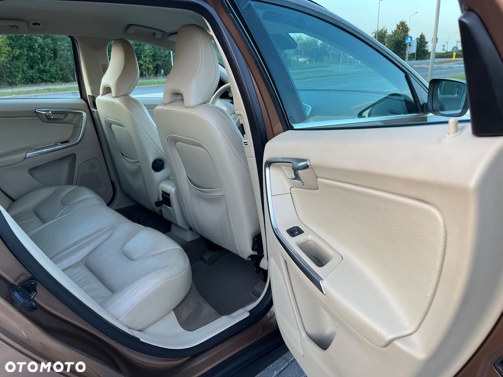 Volvo XC 60 D5 AWD Momentum - 17