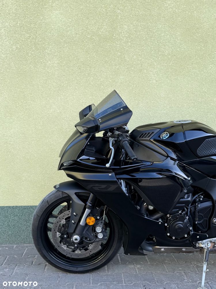 Yamaha R1 - 30