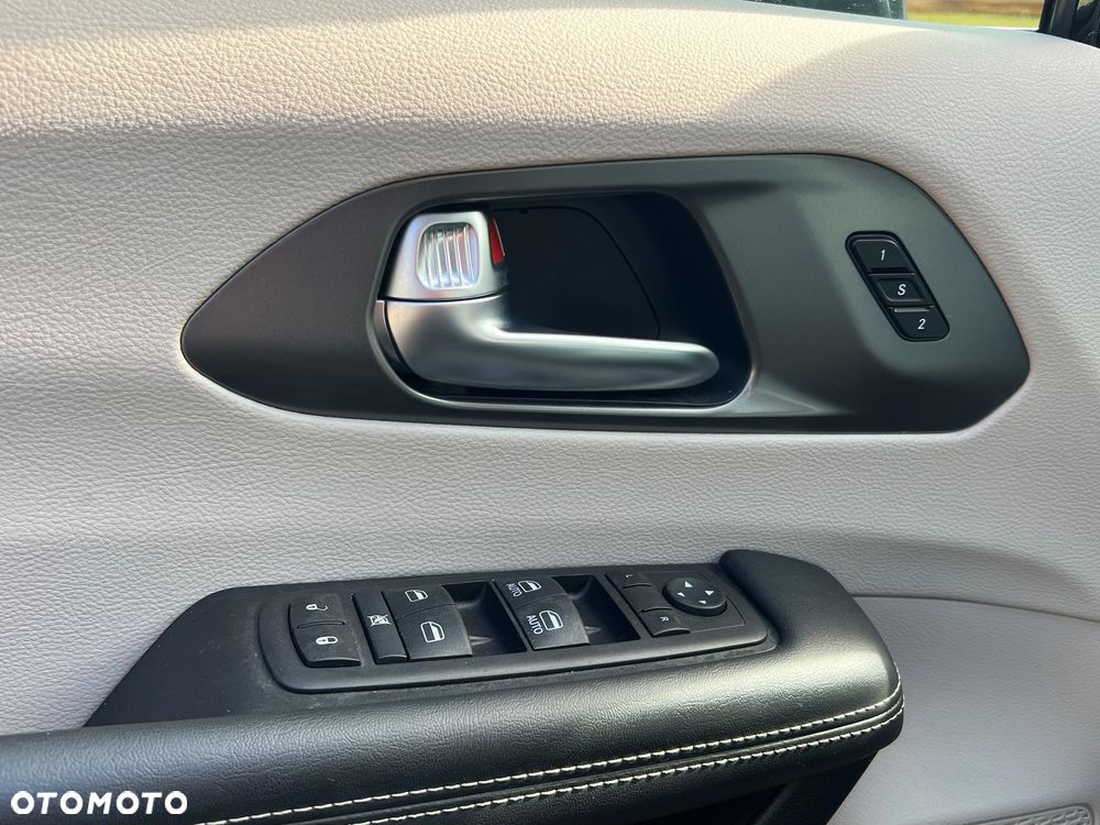 Chrysler Pacifica - 15