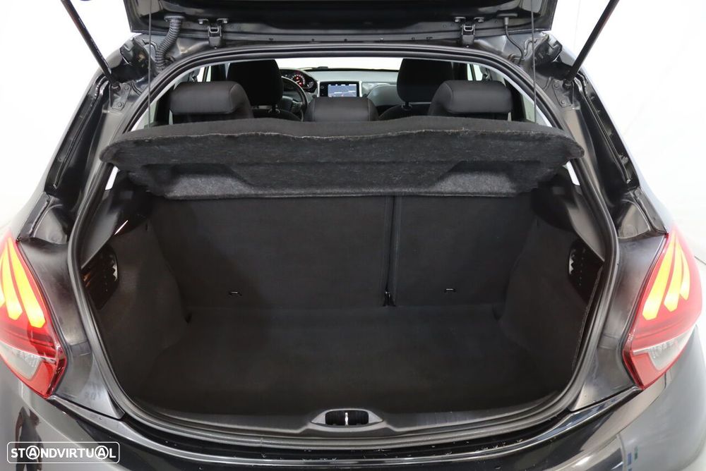 Peugeot 208 1.2 PureTech Signature EAT6 - 29