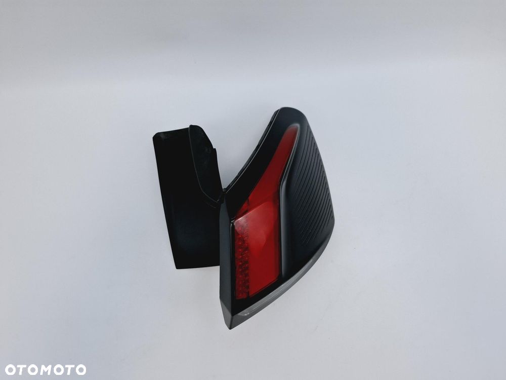 LAMPA PRAWY TYŁ PEUGEOT 3008 II 2016- 9810477080 - 3