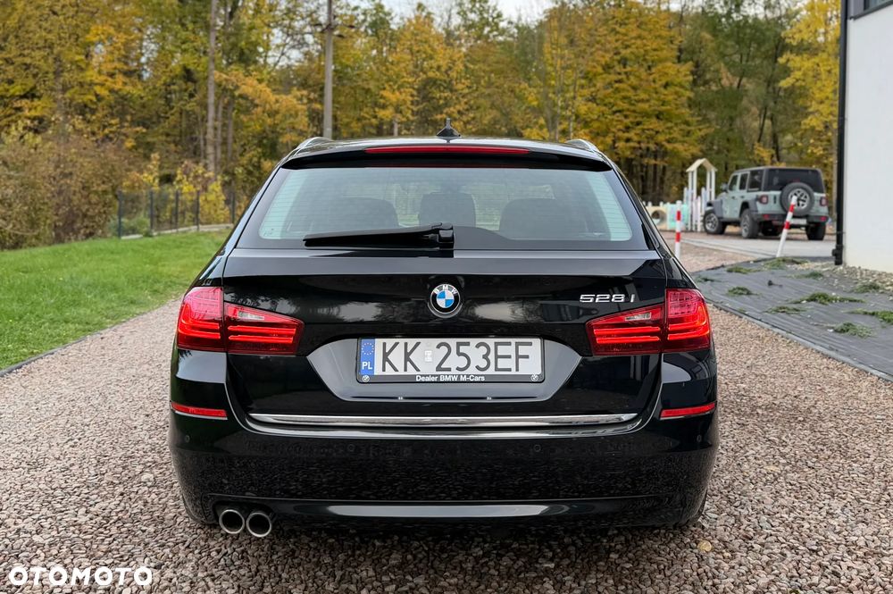 BMW Seria 5 528i Luxury Line - 9