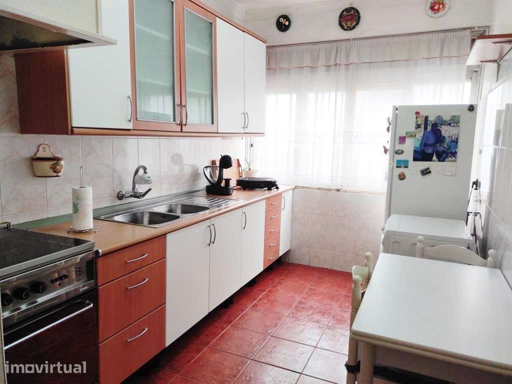 T2 em Casal de São Brás - Excelente localização junto à Farmácia Nunes - Grande imagem: 3/21