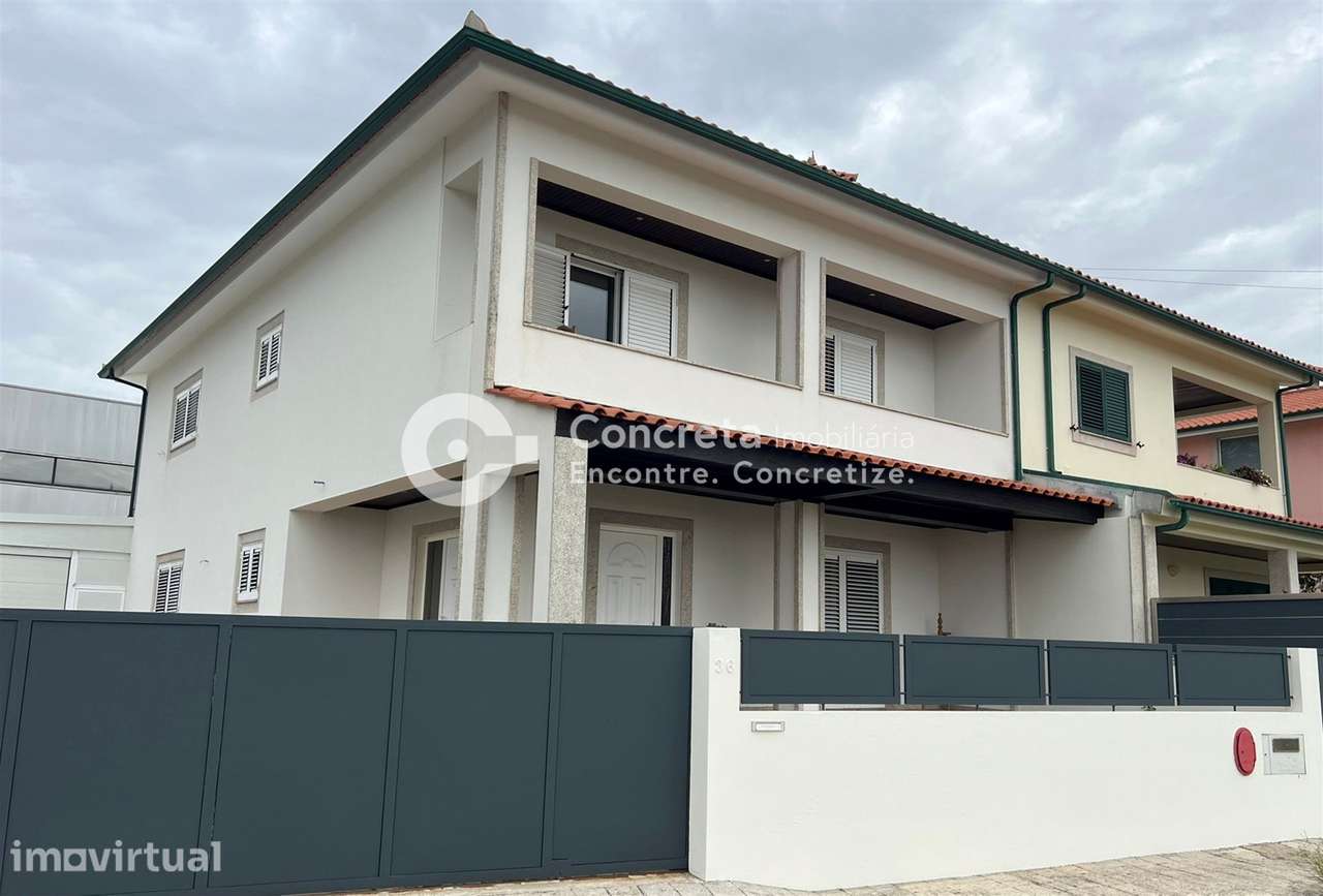 Moradia T3 com garagem e anexo em Viatodos, Barcelos