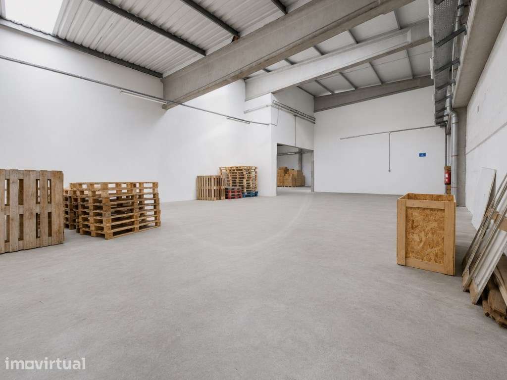 Armazém Industrial com 1.900 m² para Arrendamento em Fajozes - Grande imagem: 3/35