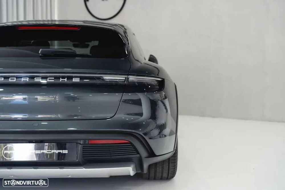 Porsche Taycan Cross Turismo 4 - 16
