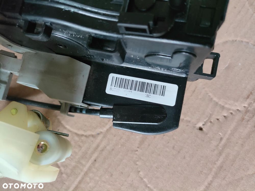 KIA VENGA 09- ZAMEK DRZWI PRZAWY PRZÓD 6-PIN - 8