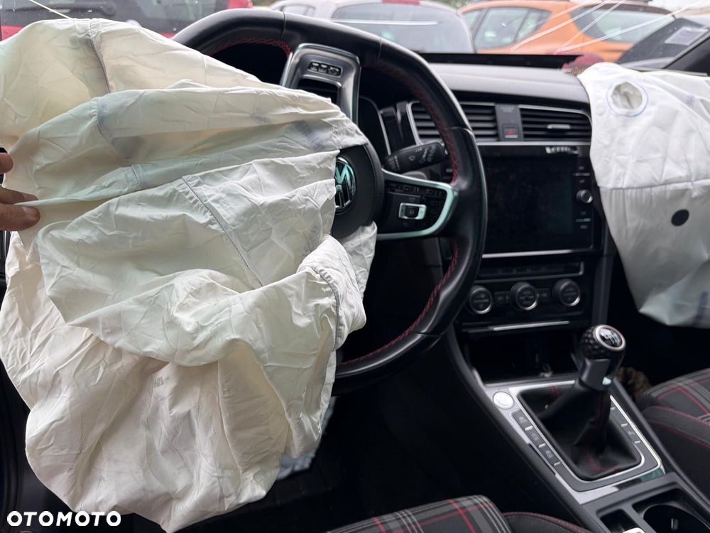 Volkswagen Golf - 6