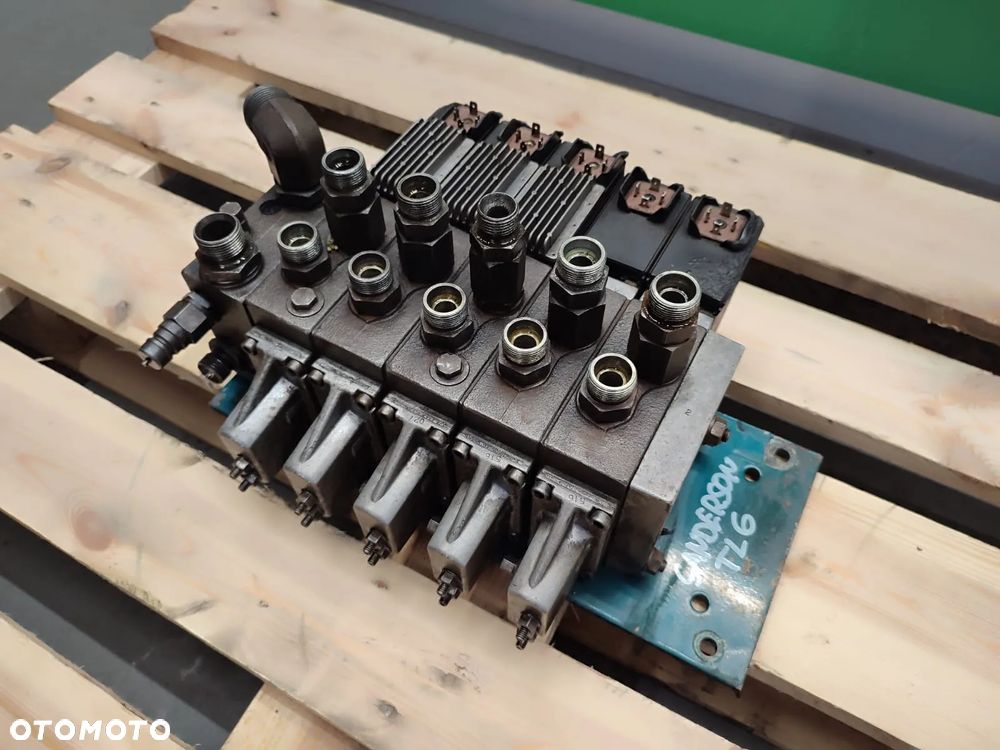 Rozdzielacz hydrauliczny Danfoss 157U6054 Sanderson TL6 - 4