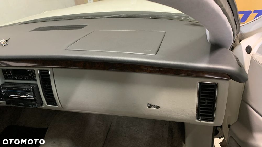 Cadillac Fleetwood 5.7 STD - 29