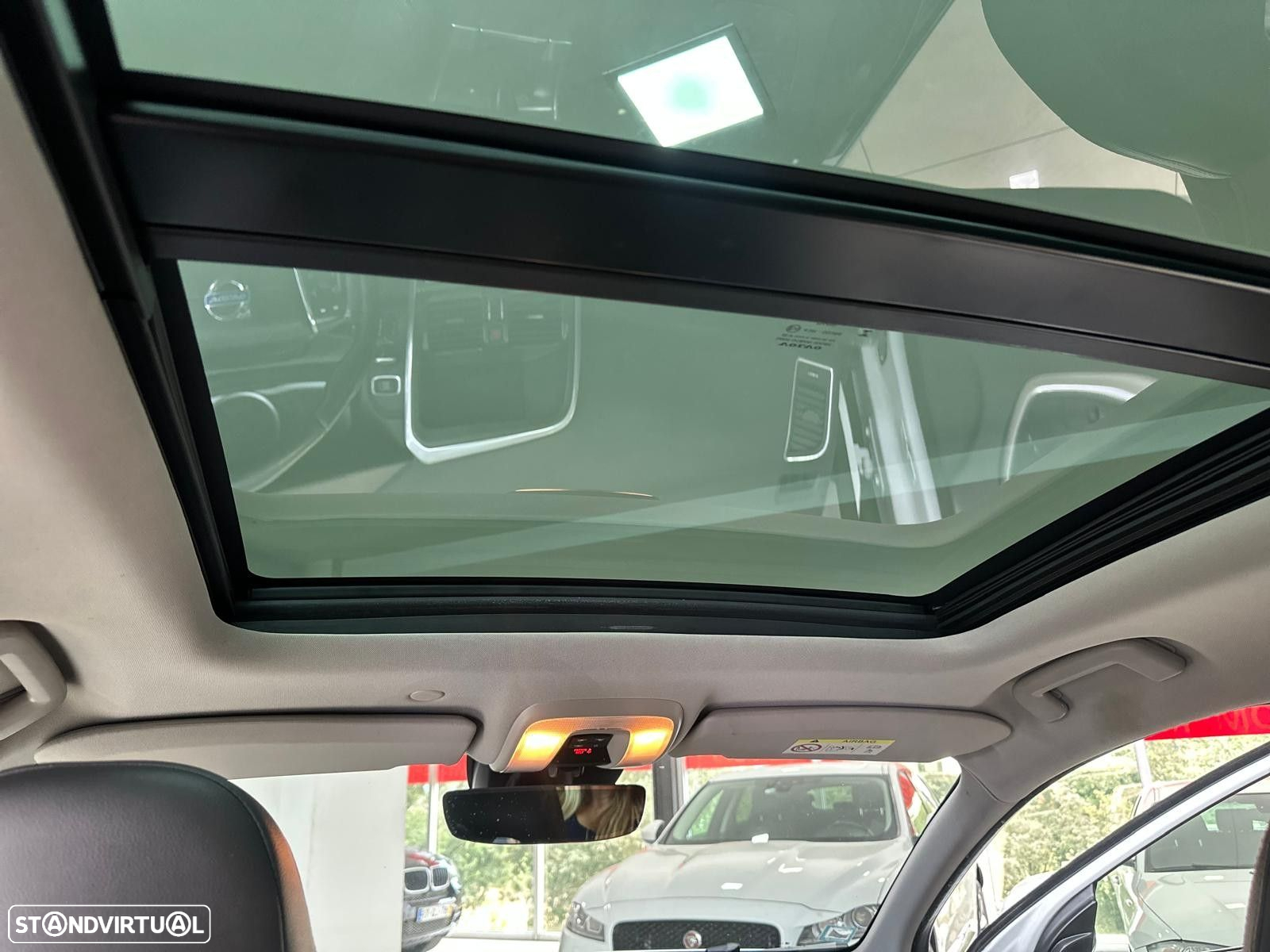 Volvo XC 60 2.0 D4 R-Design Momentum - 24