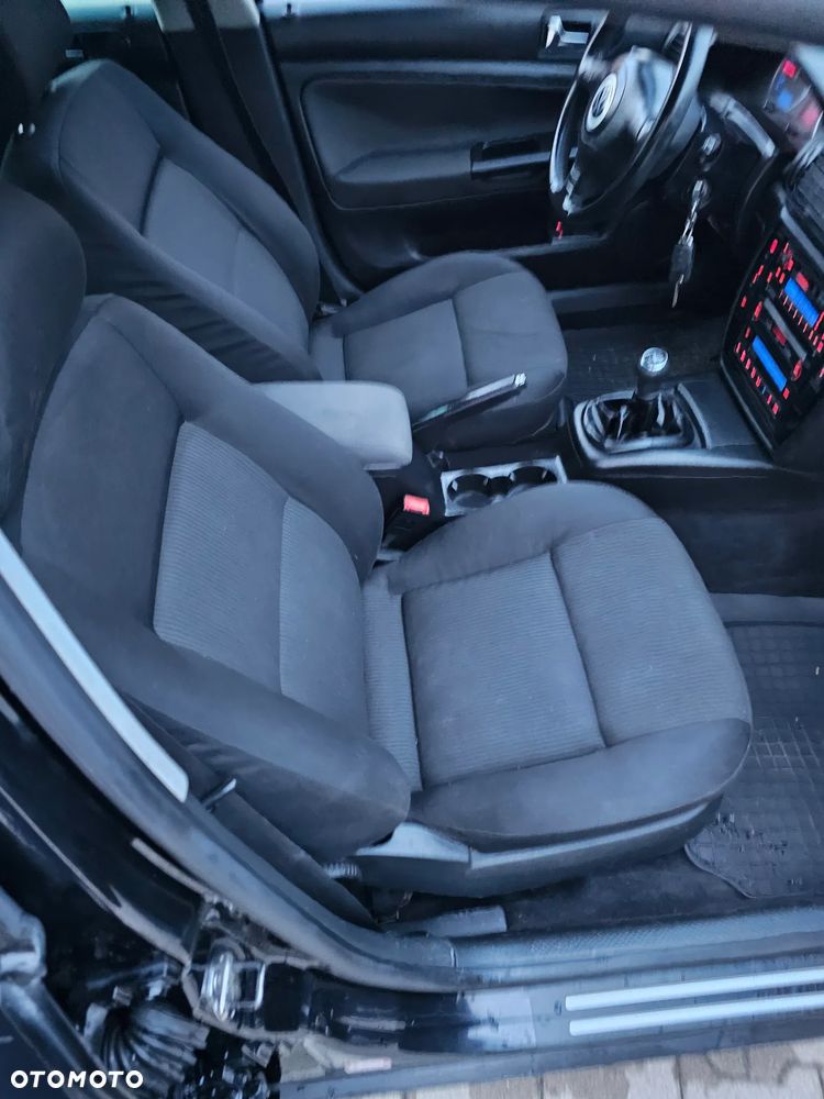 Volkswagen Passat 1.9 TDI Comfortline Family - 30