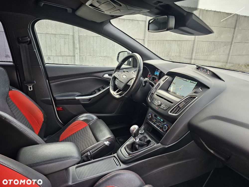 Ford Focus SW ST - 24