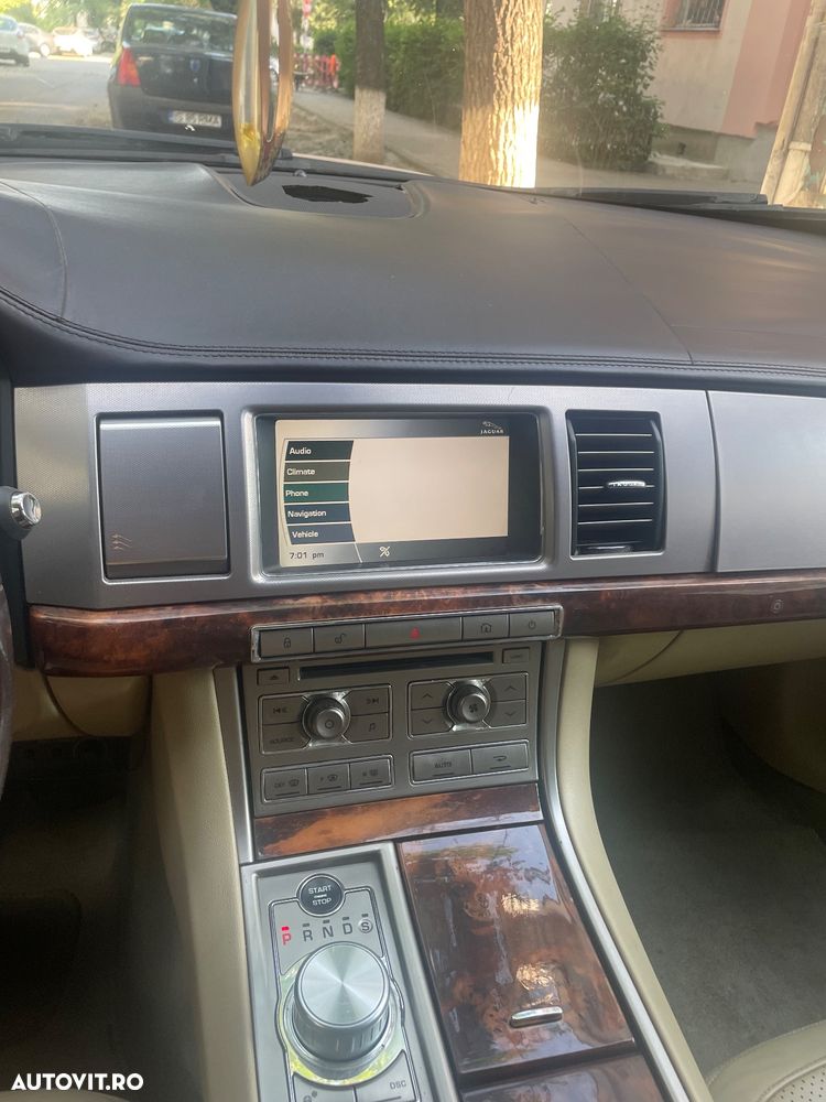 Jaguar XF 2.7D Luxury - 17