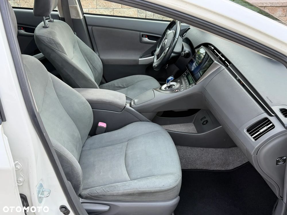 Toyota Prius (Hybrid) Executive - 9