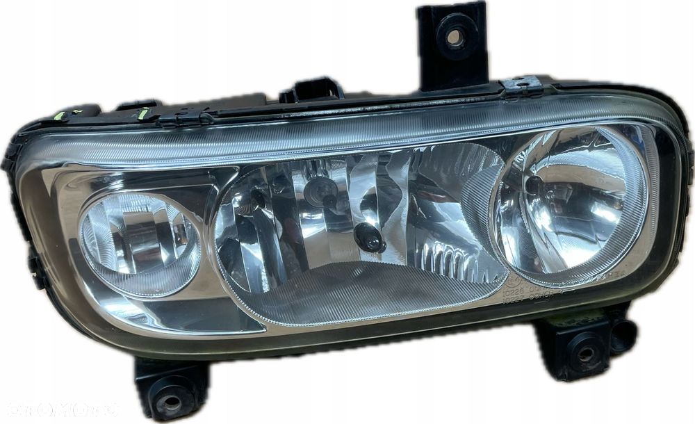 MERCEDES ATEGO 2004 - LAMPA PRAWA PRZÓD REFLEKTOR A9738202561 - 2
