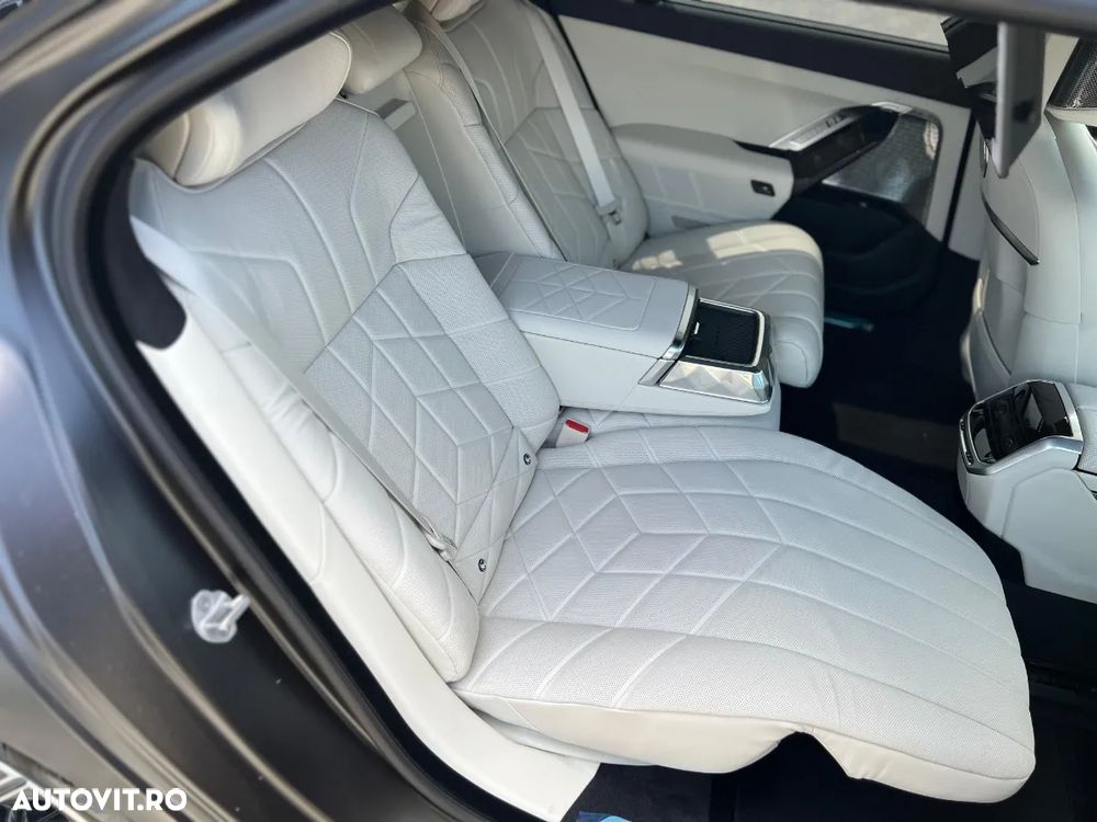BMW M7 M760e xDrive AT PHEV - 30