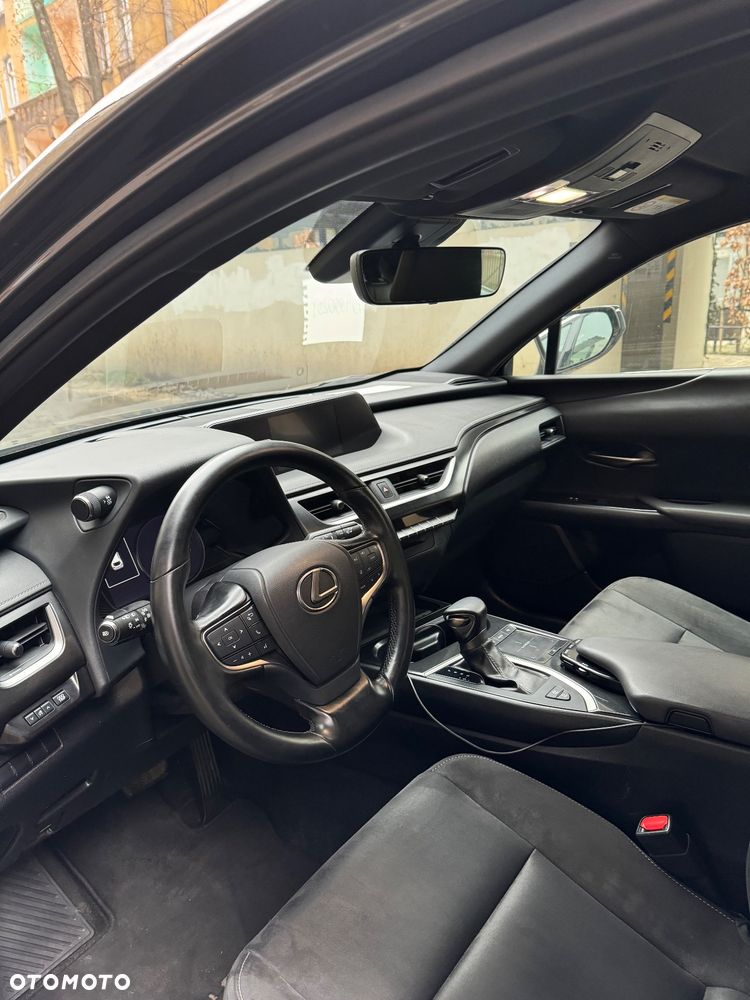 Lexus UX 250h Business Edition - 11
