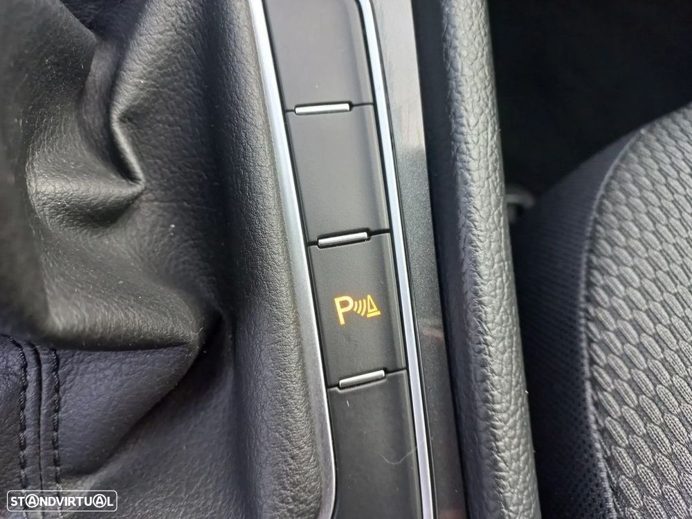 VW Golf 1.6 TDI Confortline - 19