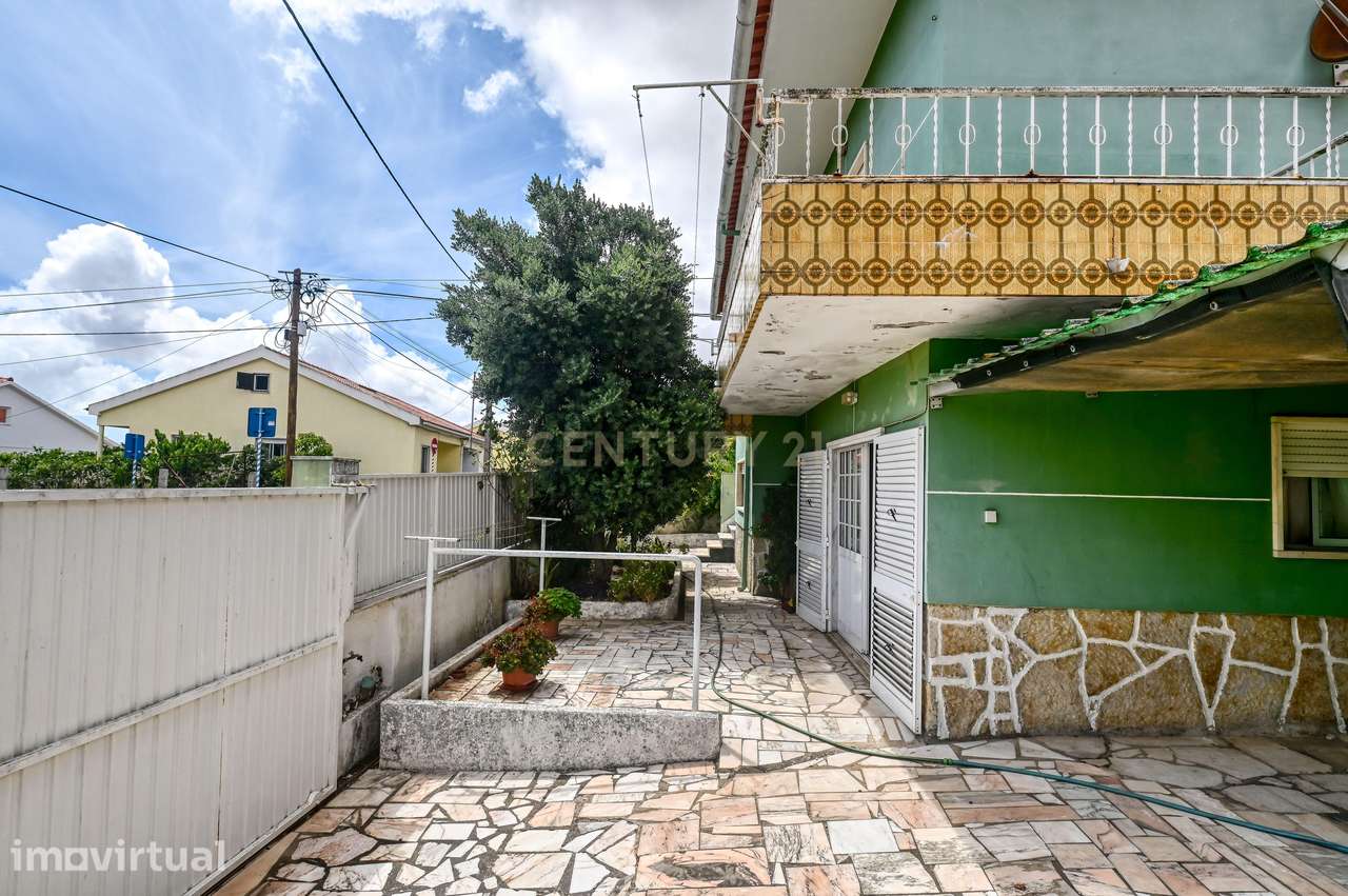 Moradia de gaveto com jardim, sotão e anexo - Porto Salvo (Oeiras) - Grande imagem: 4/57