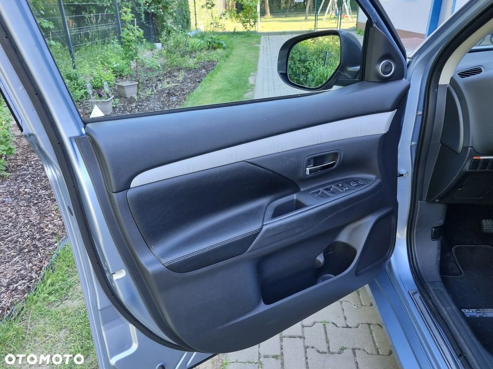 Mitsubishi Outlander Instyle NAVI + - 18