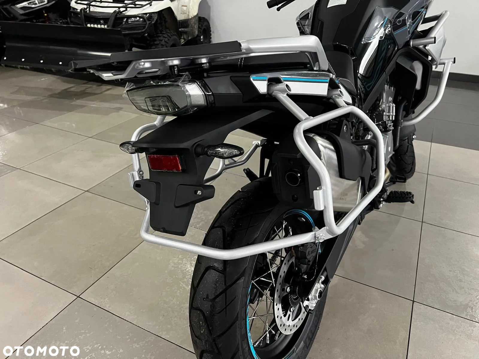 CFMoto MT - 7
