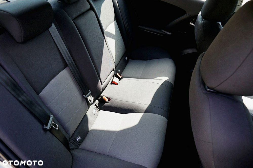 Toyota Avensis 1.8 Active MS - 21