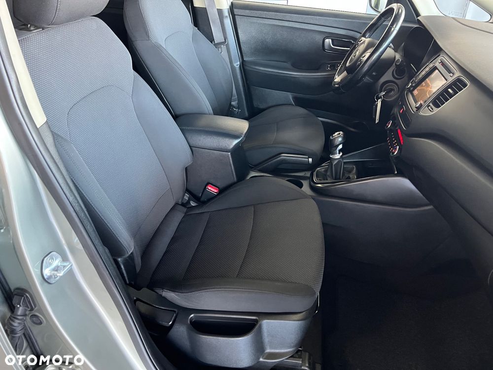 Kia Carens - 32