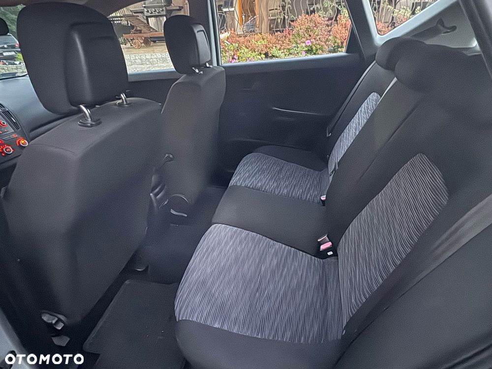 Kia Ceed - 8