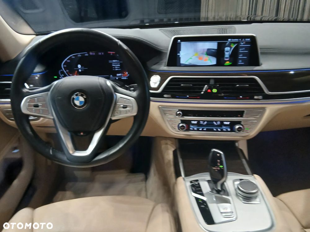 BMW Seria 7 740i - 12