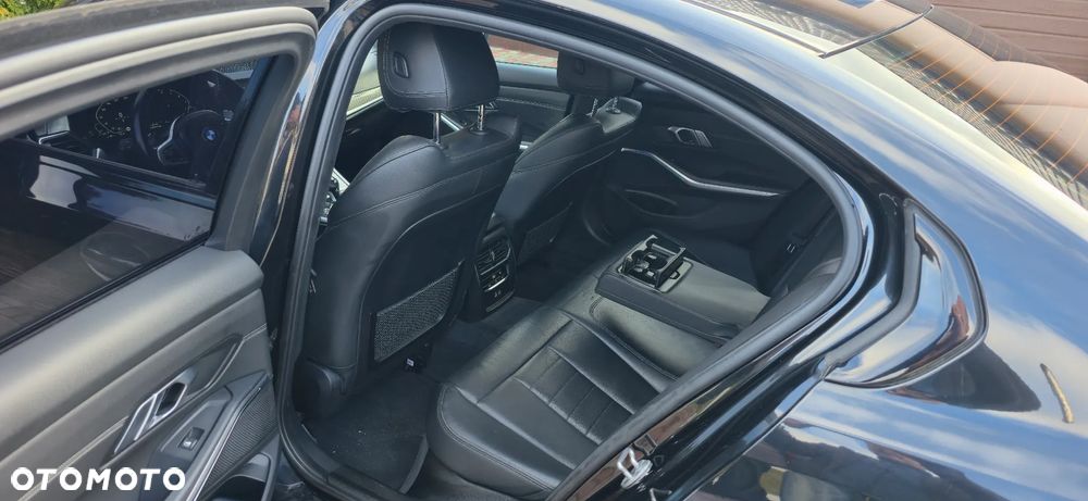 BMW Seria 3 330e M Sport - 11