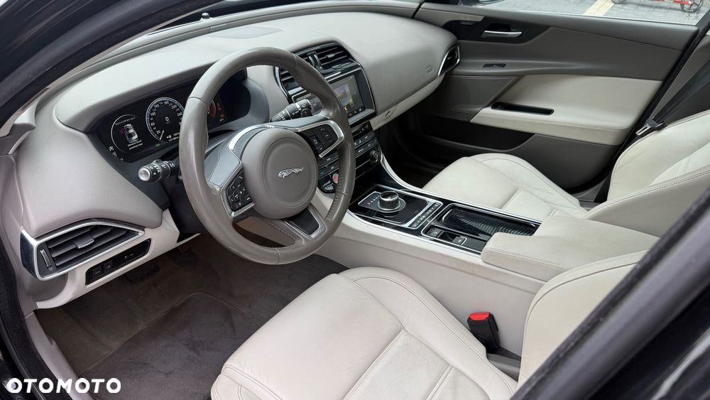 Jaguar XE 2.0 T Prestige - 10