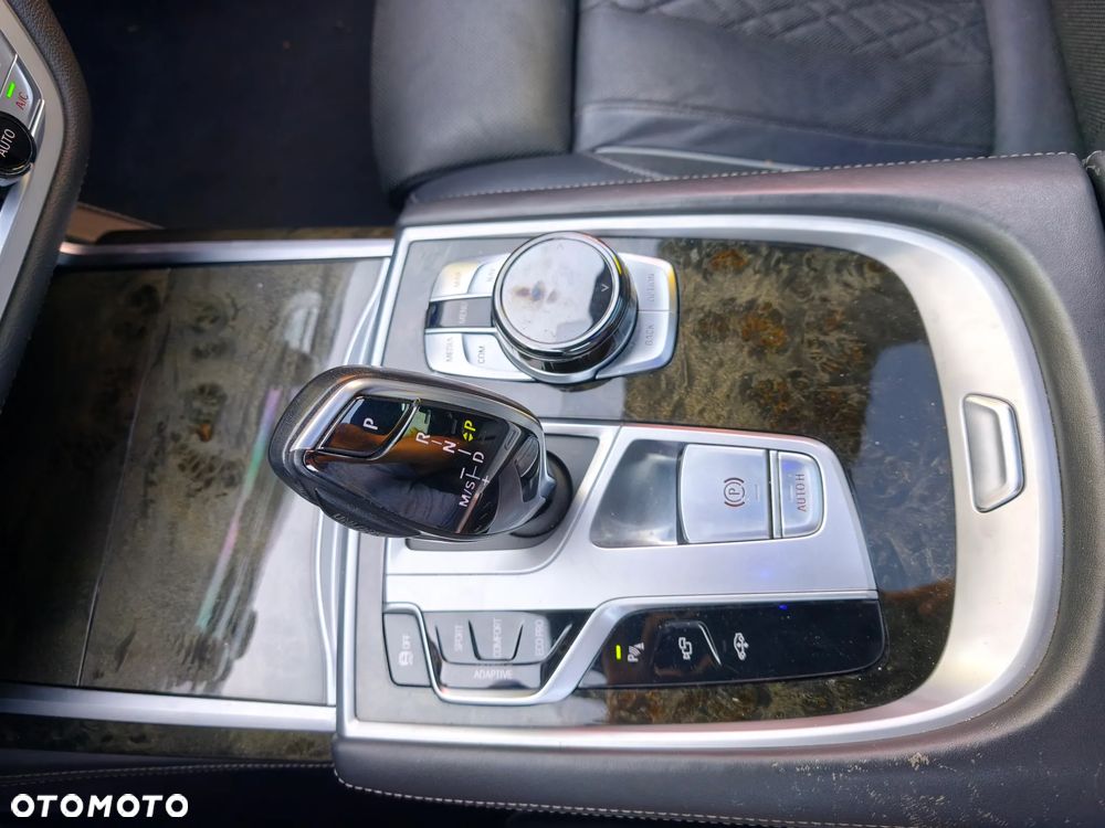 BMW Seria 7 750Li xDrive - 34
