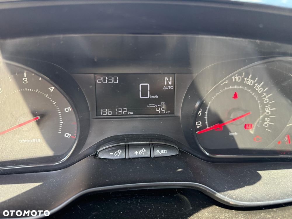 Peugeot 208 - 13
