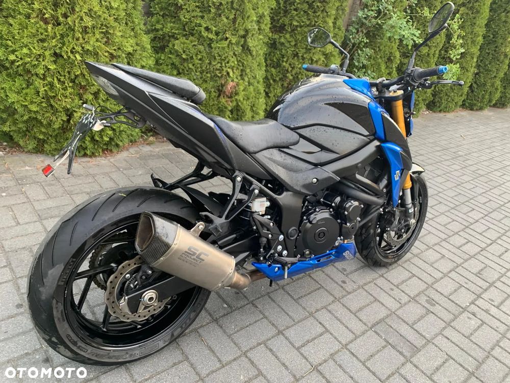 Suzuki GSR - 2
