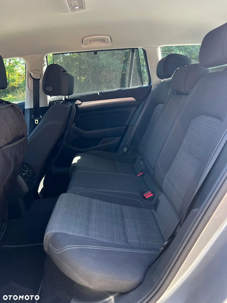Volkswagen Passat - 12