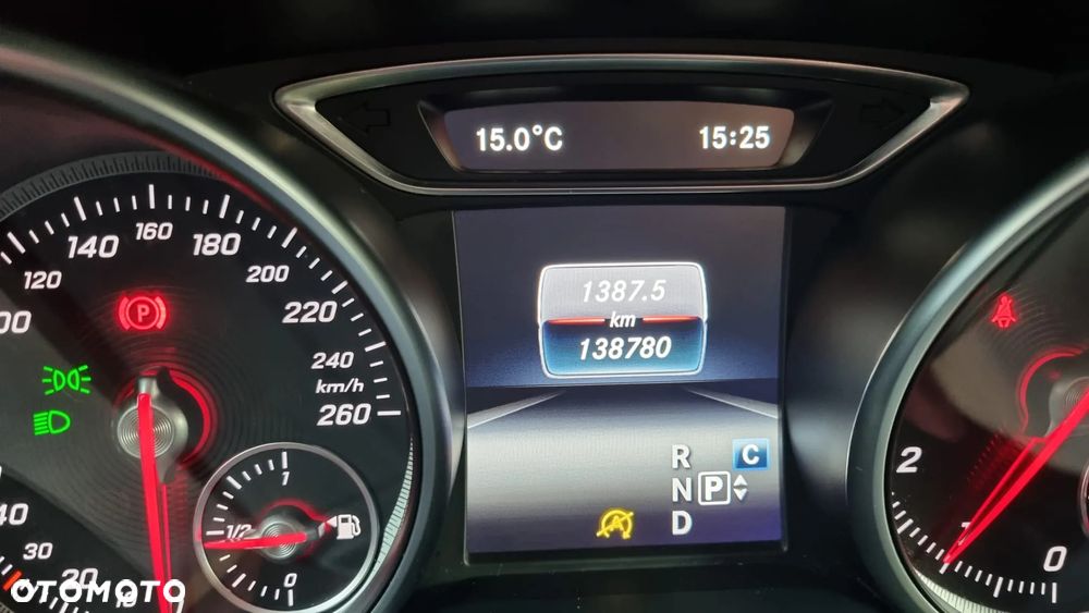 Mercedes-Benz GLA 180 7G-DCT - 10