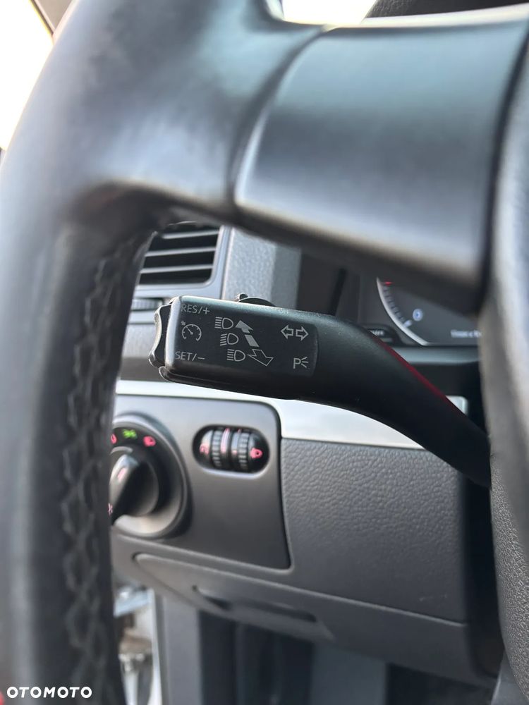 Volkswagen Golf V 1.9 TDI DPF BlueMot Comfortline - 12