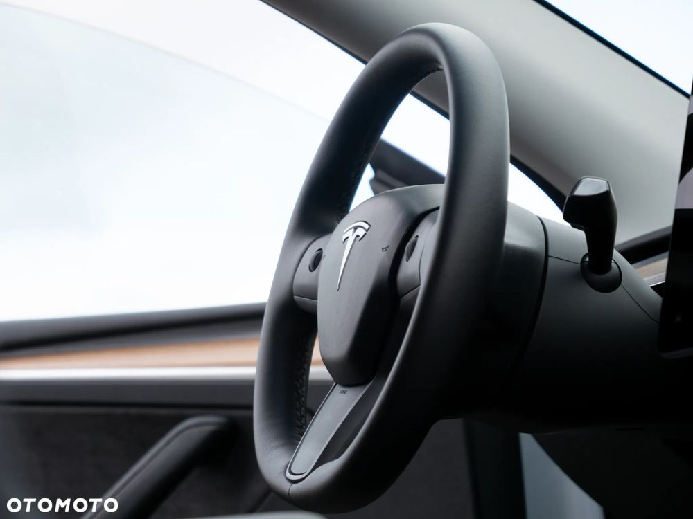 Tesla Y Long Range AWD - 33