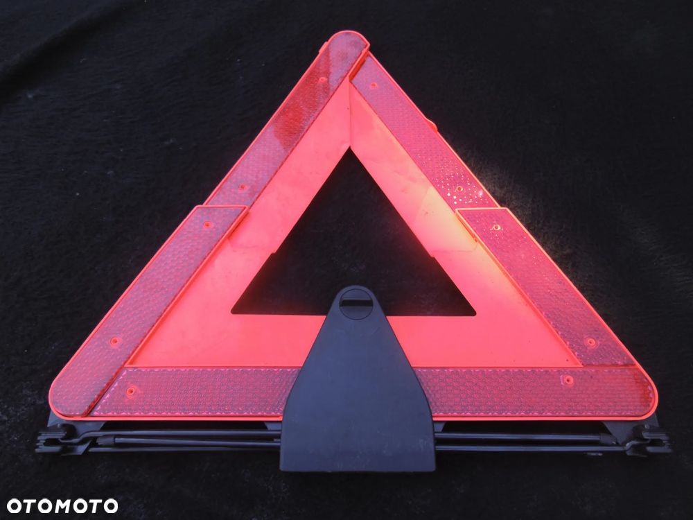 A6 C6 A4 B6 TRÓJKĄT OSTRZEGAWCZY MOCOWANIE UCHWYT 4B5860251C 8E5860285 - 2