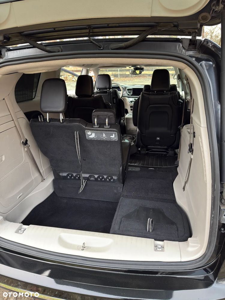 Chrysler Pacifica - 16