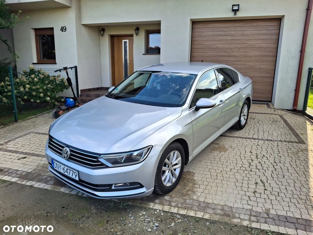 Volkswagen Passat - 1
