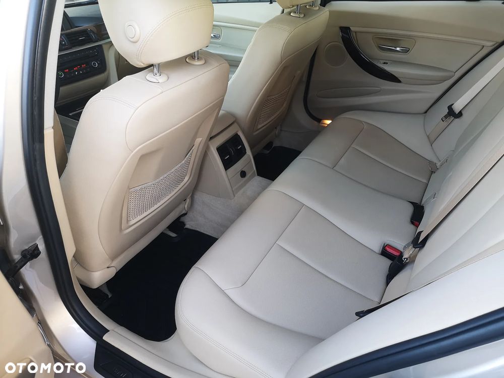 BMW Seria 3 330i xDrive - 27