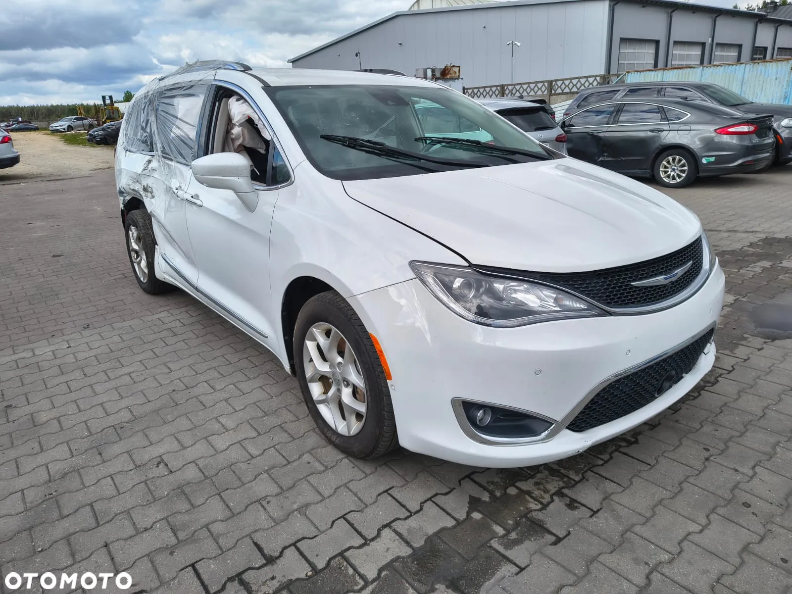 Chrysler Pacifica - 4