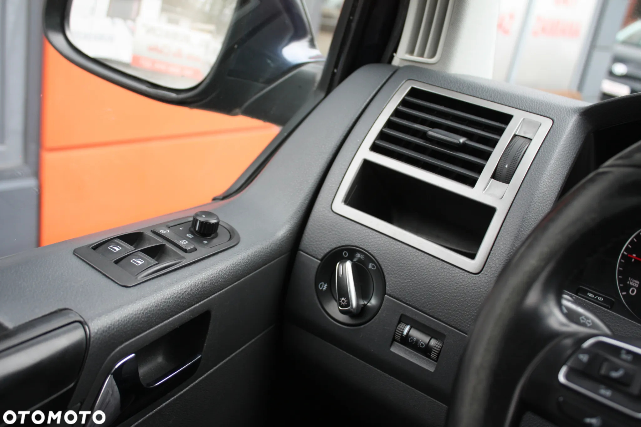 Volkswagen Caravelle - 19