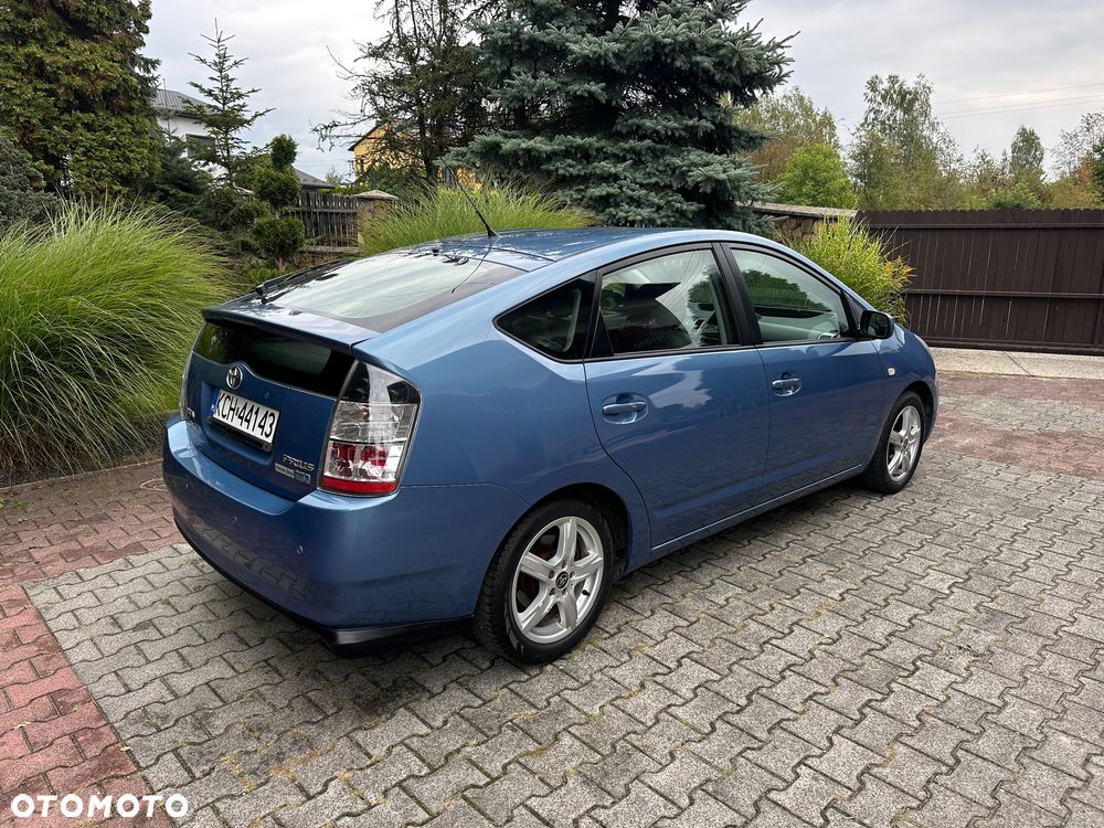 Toyota Prius (Hybrid) Executive - 12