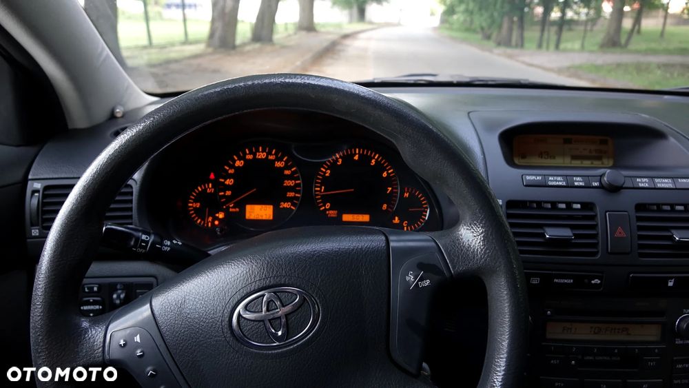 Toyota Avensis - 16