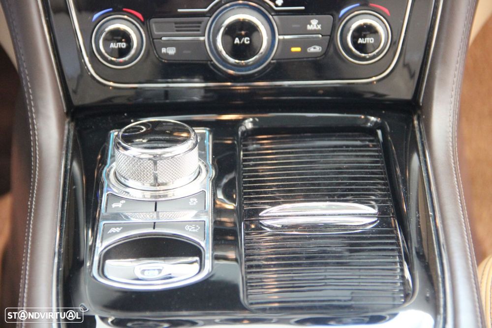 Jaguar XJ 3.0 D V6 Premium Luxury - 32