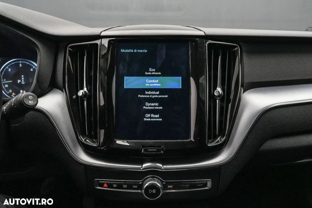 Volvo XC 60 B4 MHEV AT8 AWD Momentum Pro - 21